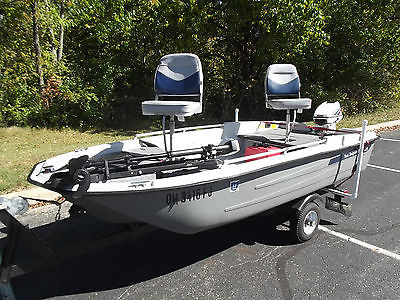 1992 Sun Dolphin Pro 120 Johnson 15 HP Motor Elec. Start Bass John Fishing Boat