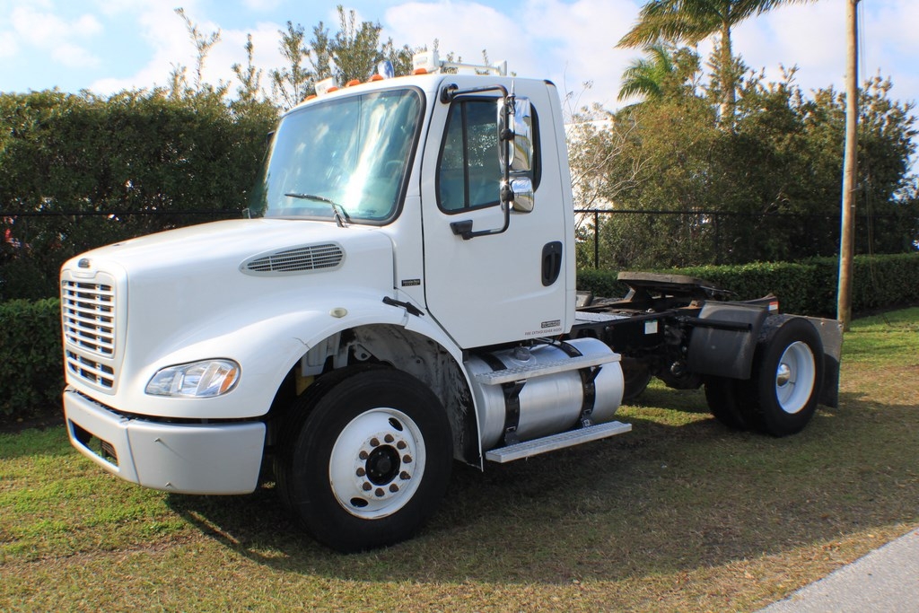 2005 Freightliner M2 112 Day Cab