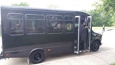 Ford : Other E-350 Mobile Barber Shop and Beauty Salon - Shuttle Bus