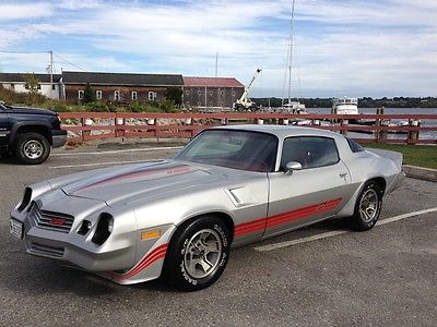 Chevrolet : Camaro 1980 Z28 350 and 4 speed original buildsheet drivetrain and body panels silver on red