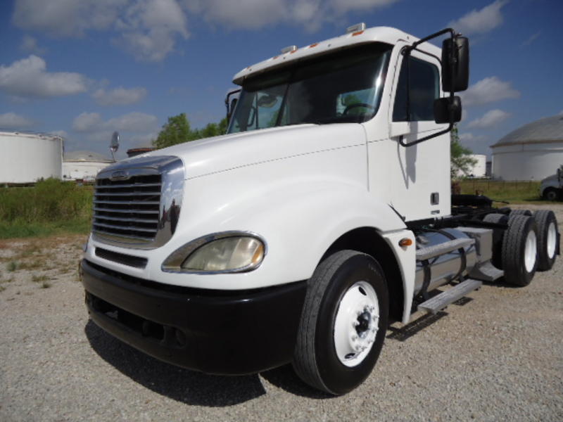 2004 Freightliner Columbia Day Cab
