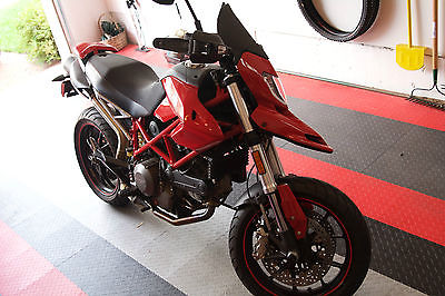 Ducati : Hypermotard Red and Black Ducati Hypermotard 796