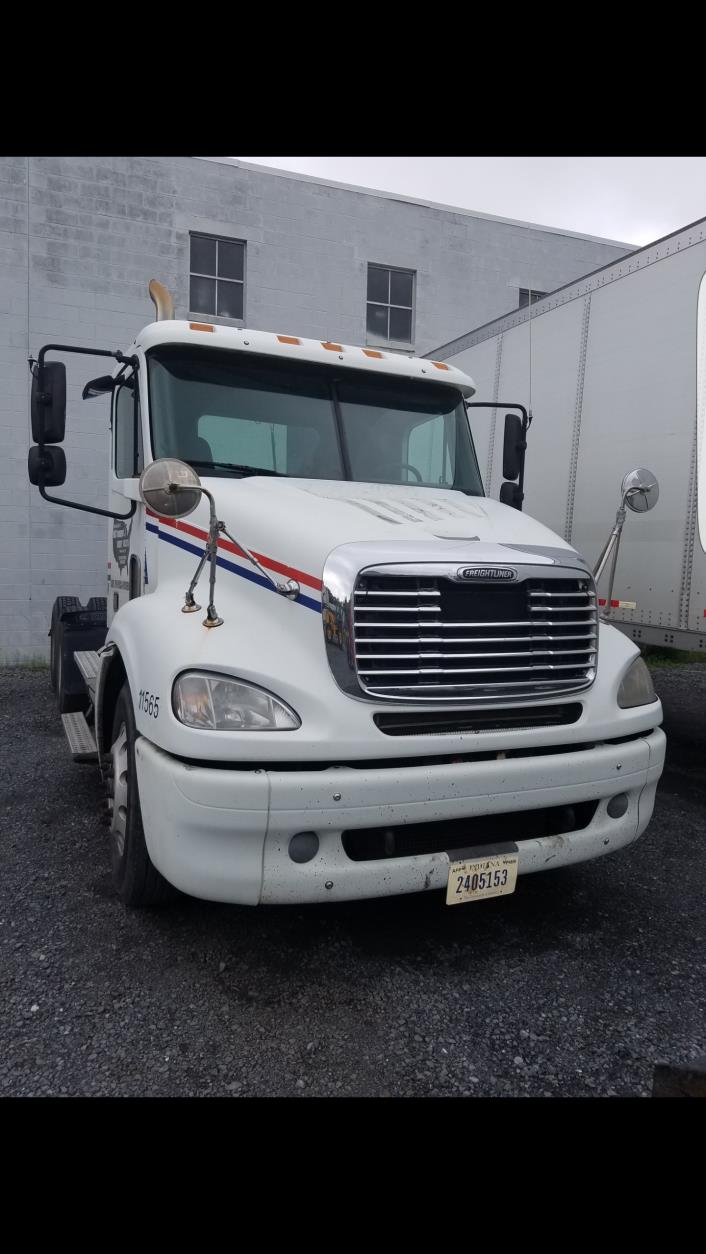 2005 Freightliner Columbia  Conventional - Day Cab