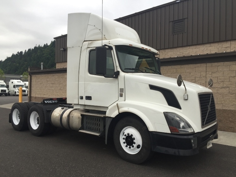 2012 Volvo Vnl  Conventional - Day Cab