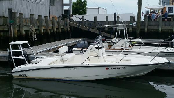 2007 Boston Whaler 200 Dauntless