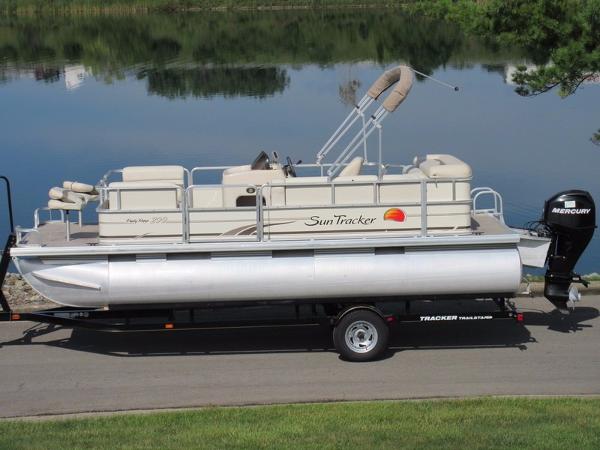 2008 Sun Tracker PB200