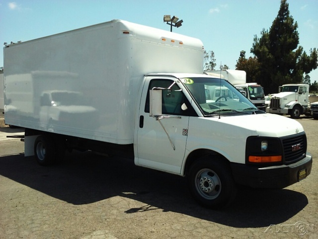 2004 Gmc Savana Cutaway  Box Truck - Straight Truck