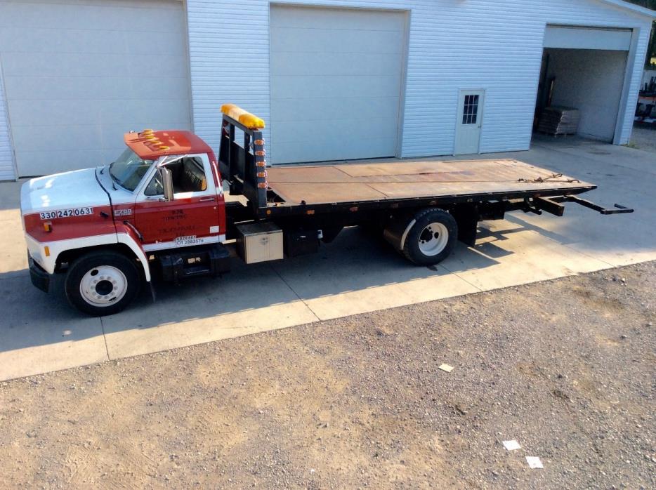 1989 Ford F700  Rollback Tow Truck
