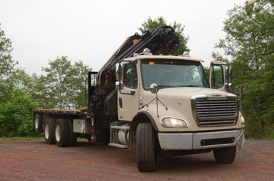 2006 Freightliner Business Class M2 100  Flatbed Truck