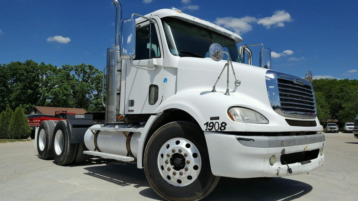 2010 Freightliner Columbia 112  Conventional - Day Cab