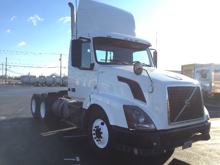 2012 Volvo Vnl  Conventional - Day Cab