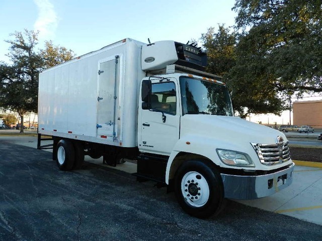 2007 Hino 268 20-Ft Reefer Box  Refrigerated Truck