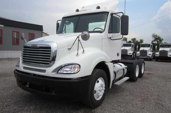 2007 Freightliner Columbia 120  Conventional - Day Cab