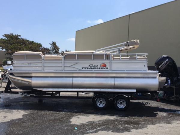 2016 Sun Tracker Party Barge 22 XP3