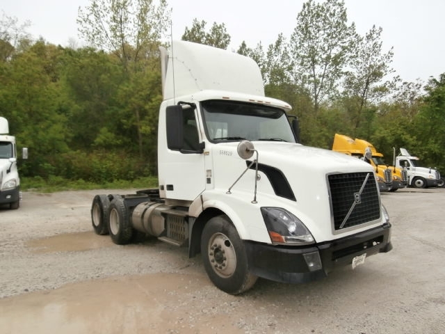 2011 Volvo Vnl  Conventional - Day Cab