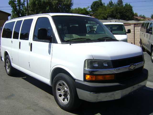 2009 Chevrolet Express G1500  Bus