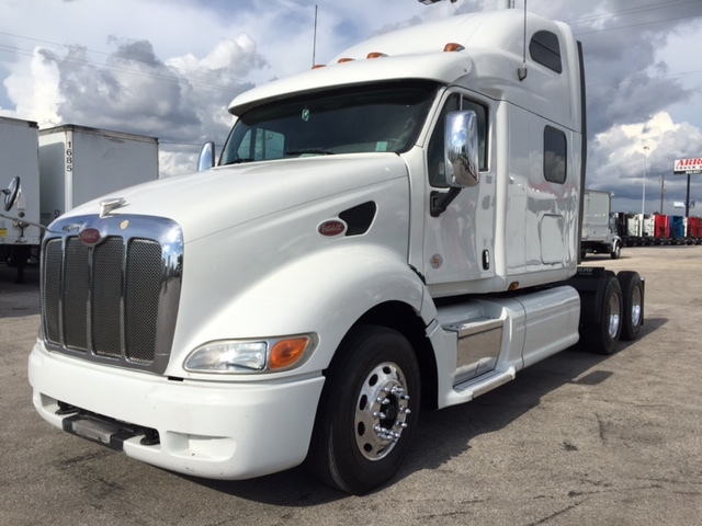 2011 Peterbilt 387  Conventional - Sleeper Truck