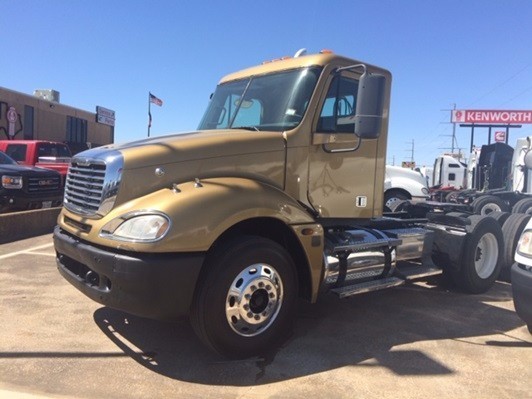 2006 Freightliner Columbia  Conventional - Day Cab