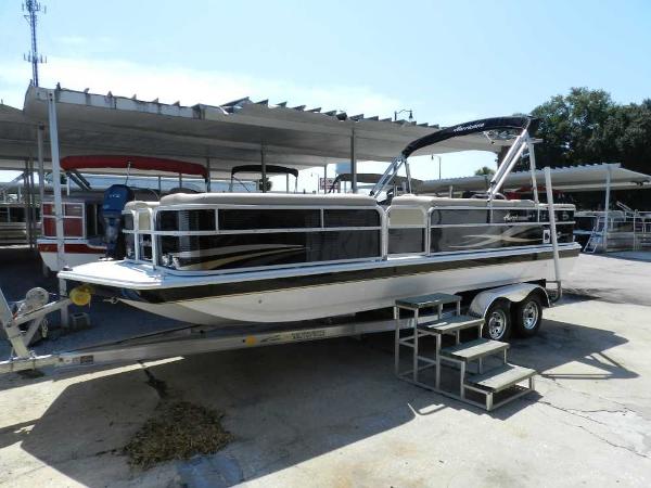 2015 Hurricane FunDeck 226 OB.