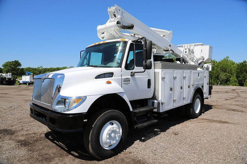 2004 International 7400  Bucket Truck - Boom Truck