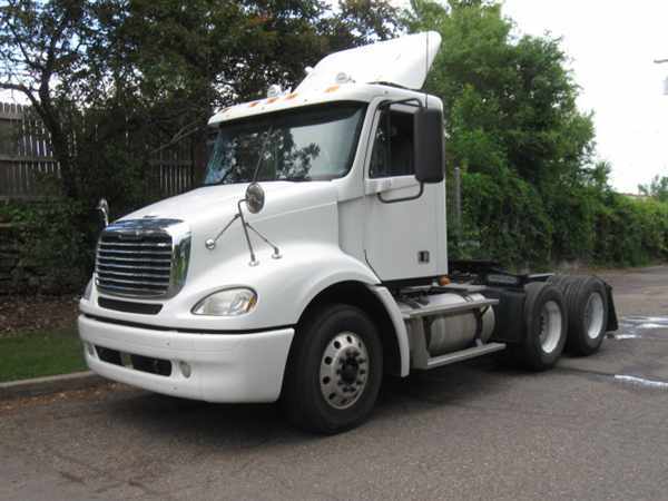 2007 Freightliner Columbia 112  Conventional - Day Cab