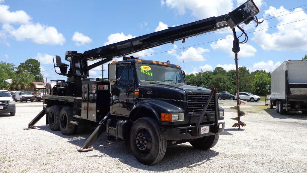 2001 International 4900  Conventional - Sleeper Truck