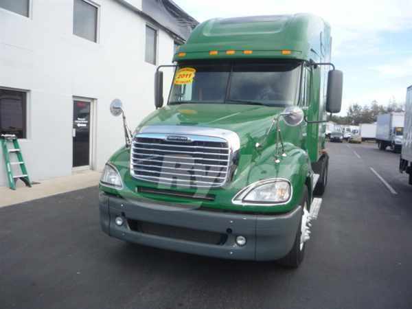 2011 Freightliner Columbia 120  Conventional - Sleeper Truck