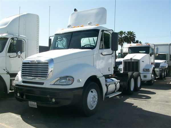2008 Freightliner Columbia 120  Conventional - Day Cab