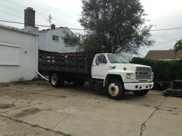 1991 Ford F700  Flatbed Truck