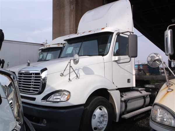 2007 Freightliner Columbia 120  Conventional - Day Cab