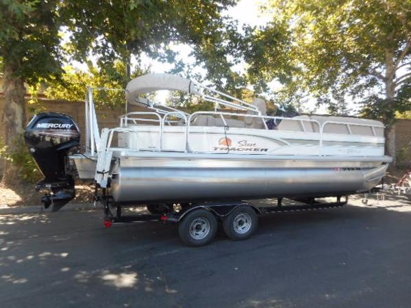 2015 Sun Tracker Party Barge 22 DLX