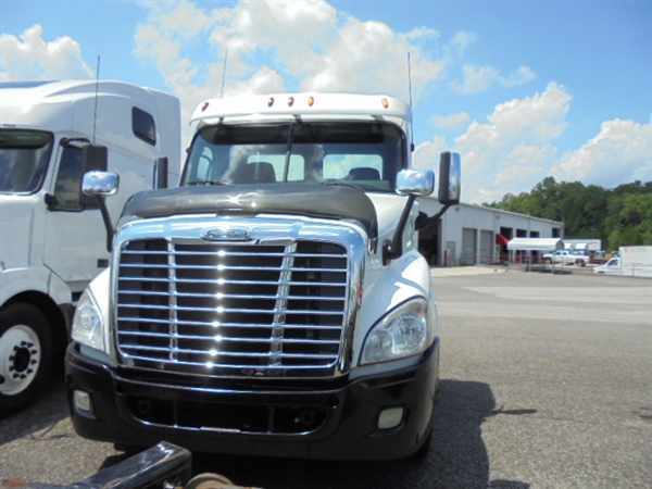 2013 Freightliner Cascadia 125  Conventional - Day Cab