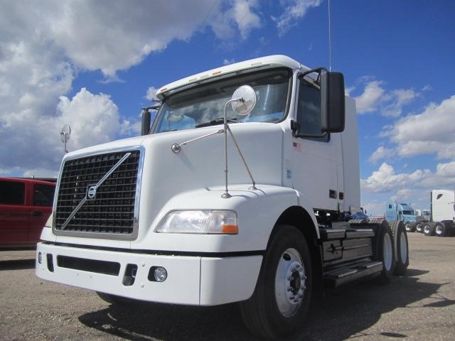 2009 Volvo Vnm64t200  Conventional - Day Cab