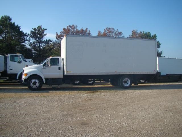 2001 Ford F650  Moving Van