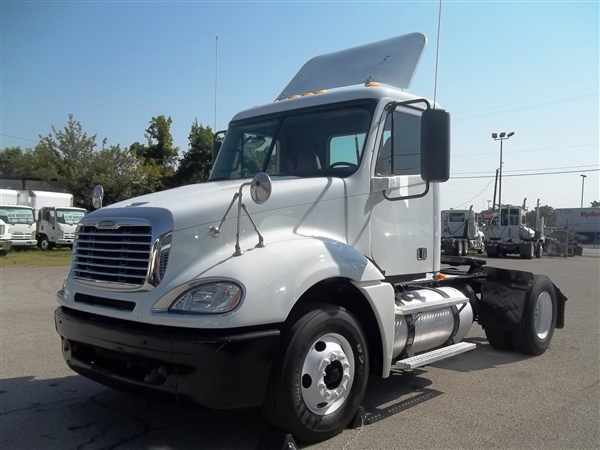 2007 Freightliner Columbia 120  Conventional - Day Cab