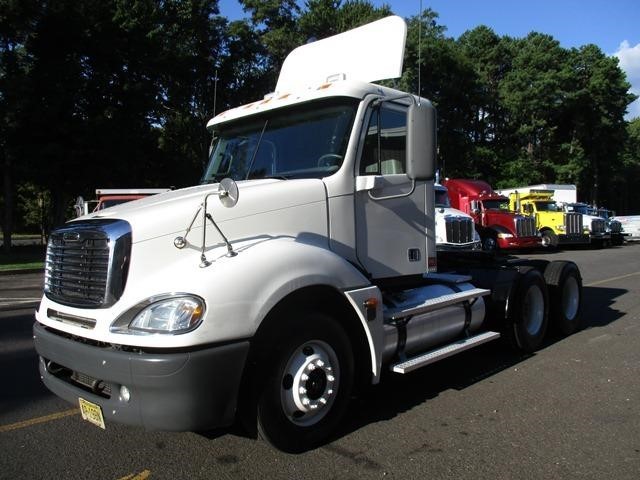 2006 Freightliner Columbia 120  Conventional - Day Cab