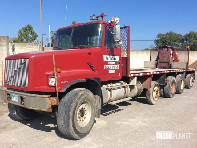 2000 Volvo Wg  Bucket Truck - Boom Truck