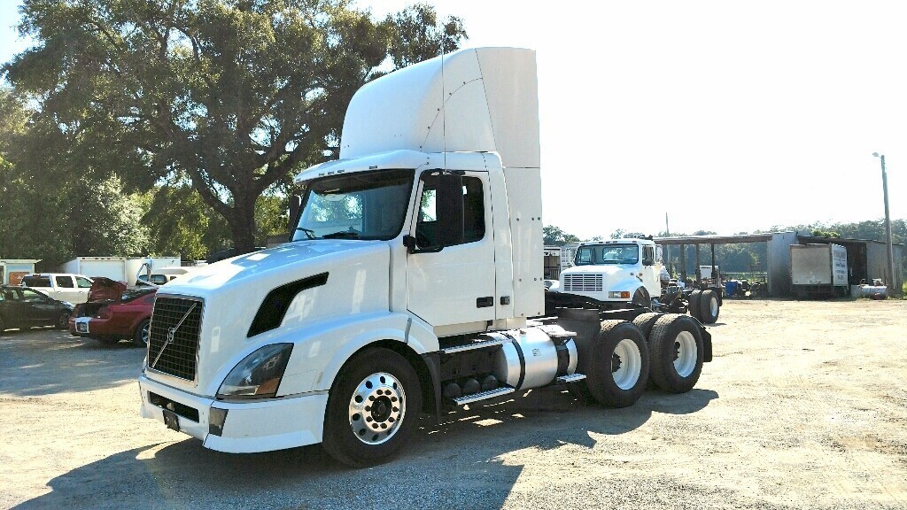 2010 Volvo Vnl64t300  Conventional - Day Cab