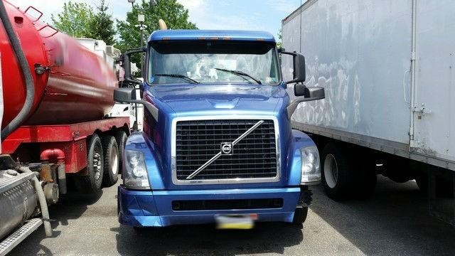 2004 Volvo Vnl  Cab Chassis