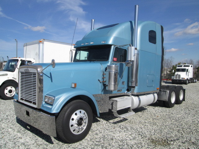 2004 Freightliner Fld132 Classic Xl  Conventional - Sleeper Truck
