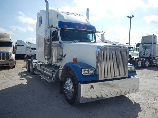 2004 Freightliner Classic  Conventional - Sleeper Truck