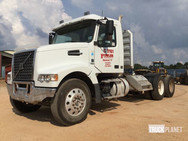 2010 Volvo Vhd104f  Conventional - Day Cab