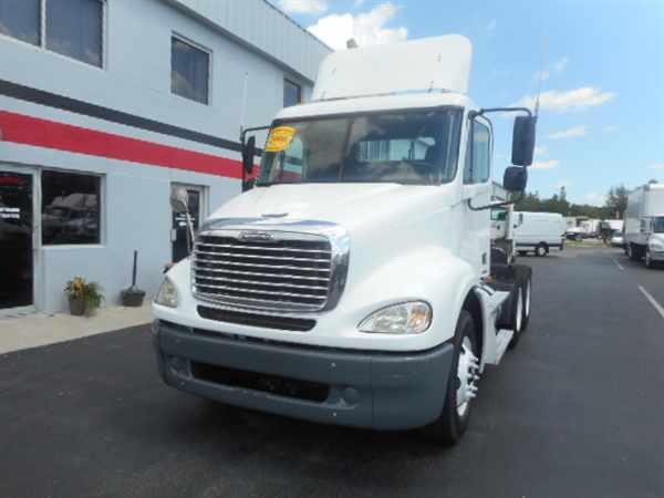 2006 Freightliner Columbia 112  Conventional - Day Cab