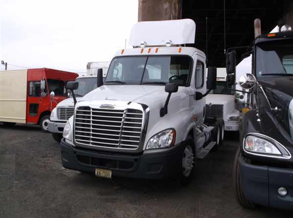 2011 Freightliner Cascadia 125  Conventional - Day Cab