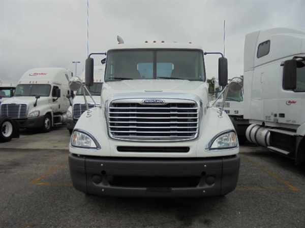 2010 Freightliner Columbia 120  Conventional - Day Cab