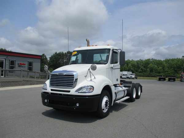 2007 Freightliner Columbia 120  Conventional - Day Cab