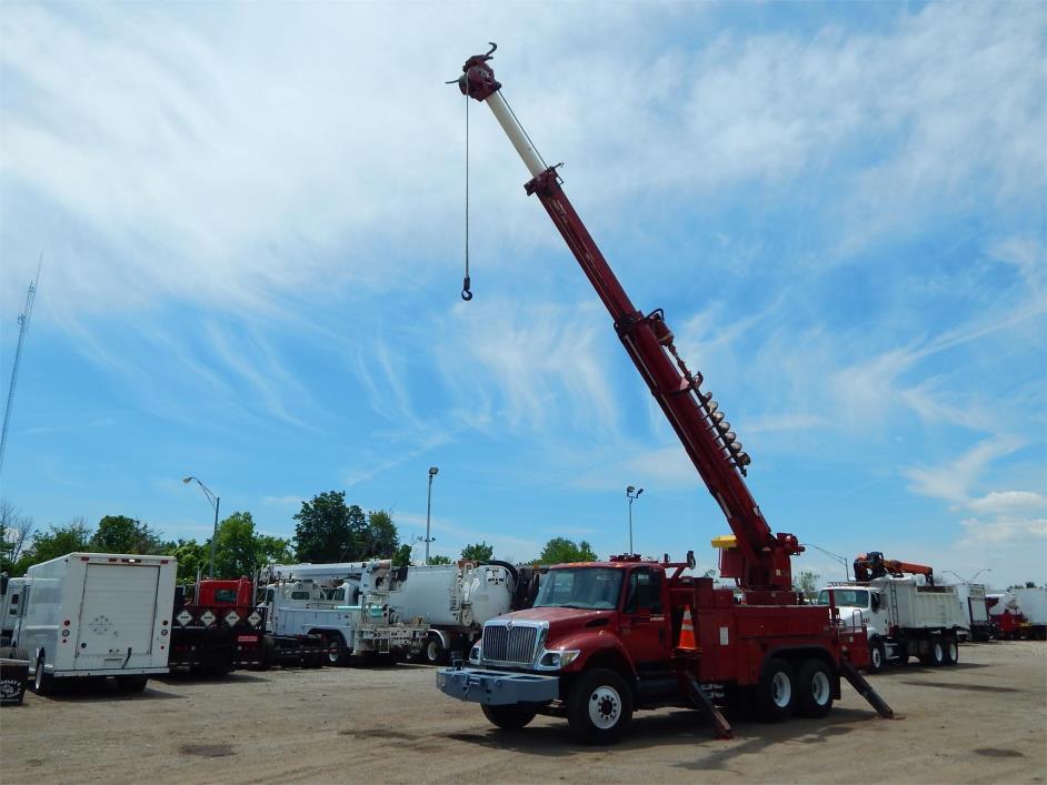 2005 International 7400  Crane Truck