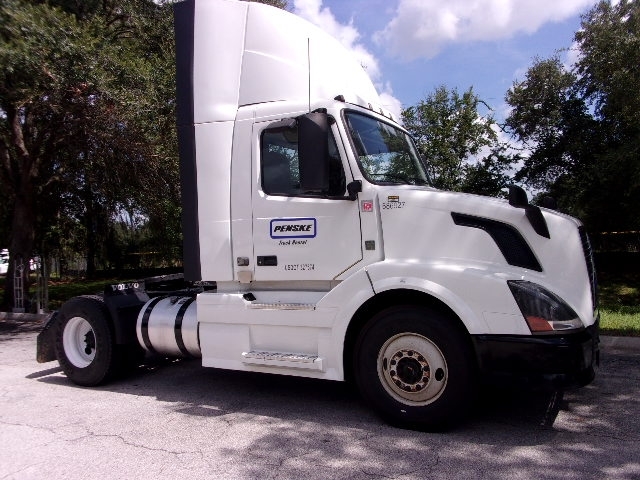 2014 Volvo Vnl  Conventional - Day Cab