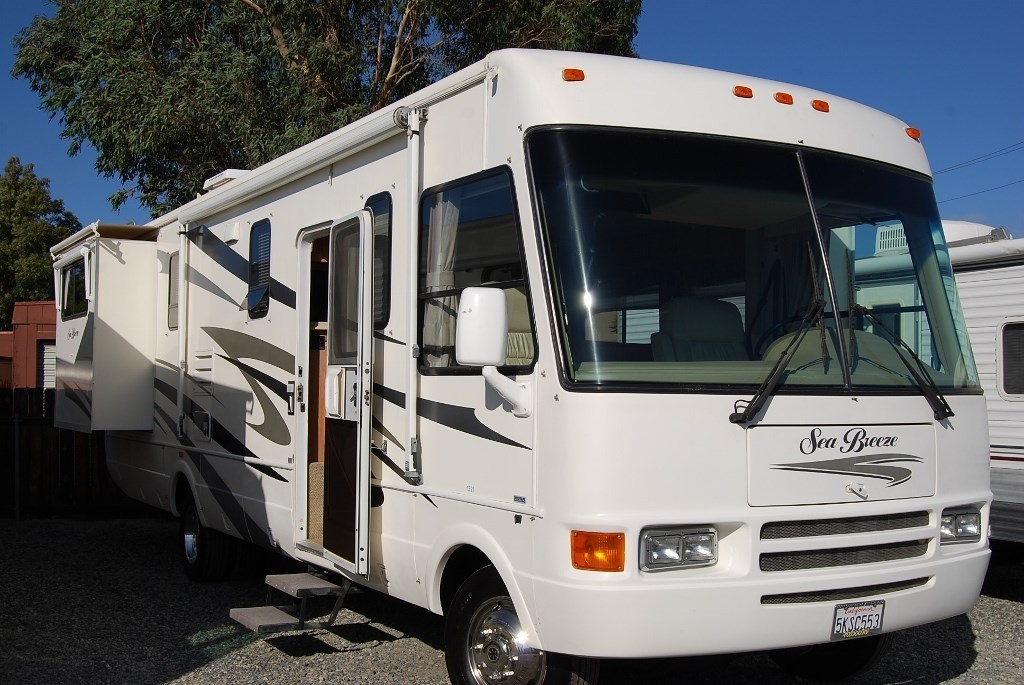 2005 National SEA BREEZE 1321 2 SLIDE OUTS AAND ONLY 35,828 MILES!