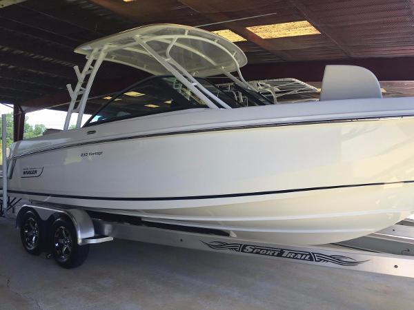 2016 Boston Whaler 230 Vantage